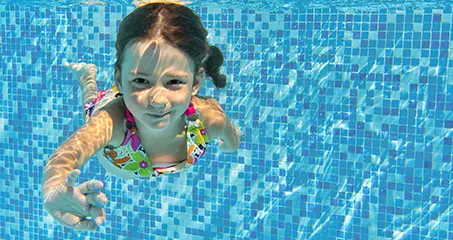 cursos de natación para niños en la piscina valencia torrefiel